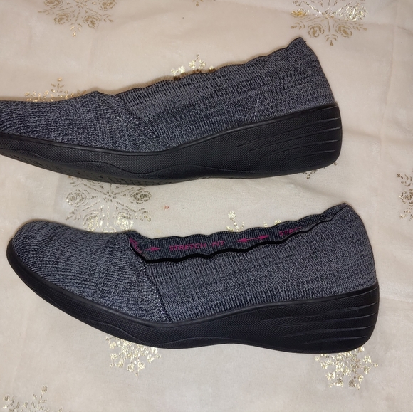 Skechers memory foam shoes. Size 9. - Picture 3 of 10